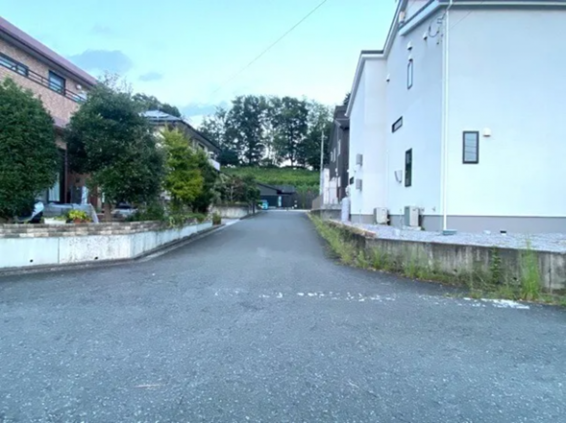 芳賀郡芳賀町大字八ツ木、中古一戸建ての前面道路を含む現地写真画像です