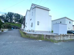 芳賀郡芳賀町大字八ツ木、中古一戸建ての前面道路を含む現地写真画像です