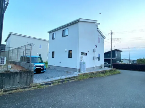 芳賀郡芳賀町大字八ツ木、中古一戸建ての前面道路を含む現地写真画像です