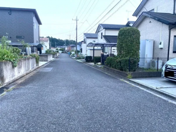 芳賀郡芳賀町大字八ツ木、中古一戸建ての前面道路を含む現地写真画像です
