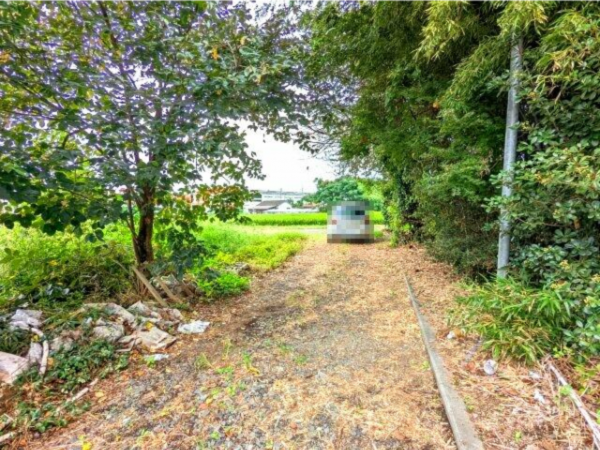 真岡市亀山、中古一戸建ての前面道路を含む現地写真画像です