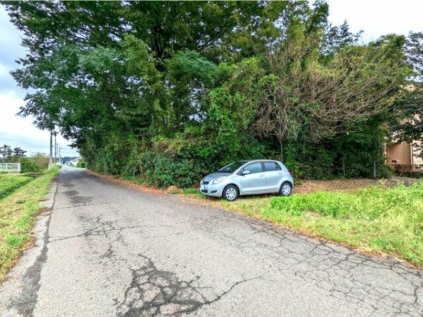 真岡市亀山、中古一戸建ての前面道路を含む現地写真画像です
