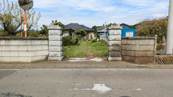 真岡市小林、中古一戸建ての前面道路を含む現地写真画像です