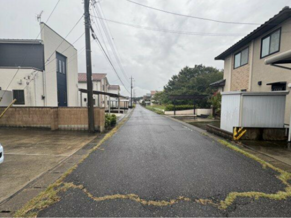 芳賀郡市貝町大字市塙、中古一戸建ての前面道路を含む現地写真画像です