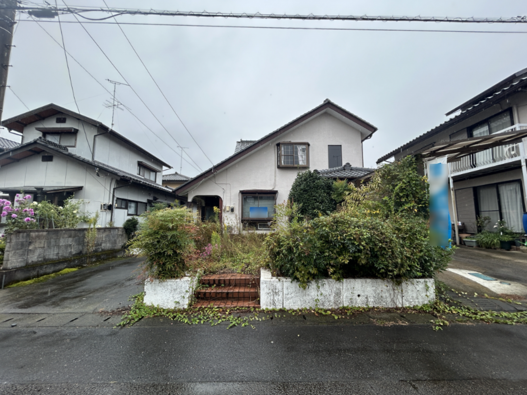 真岡市高勢町、中古一戸建ての前面道路を含む現地写真画像です