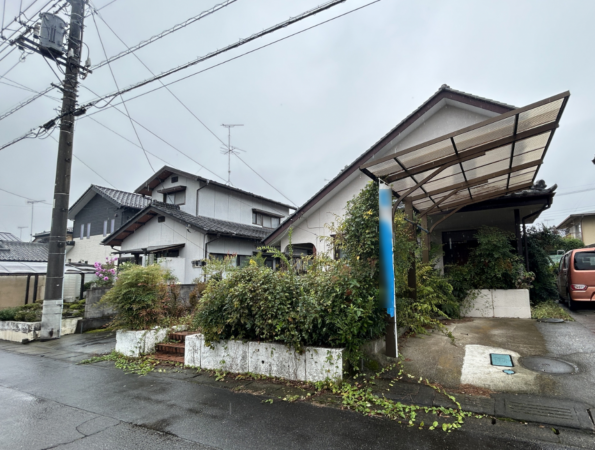 真岡市高勢町、中古一戸建ての前面道路を含む現地写真画像です