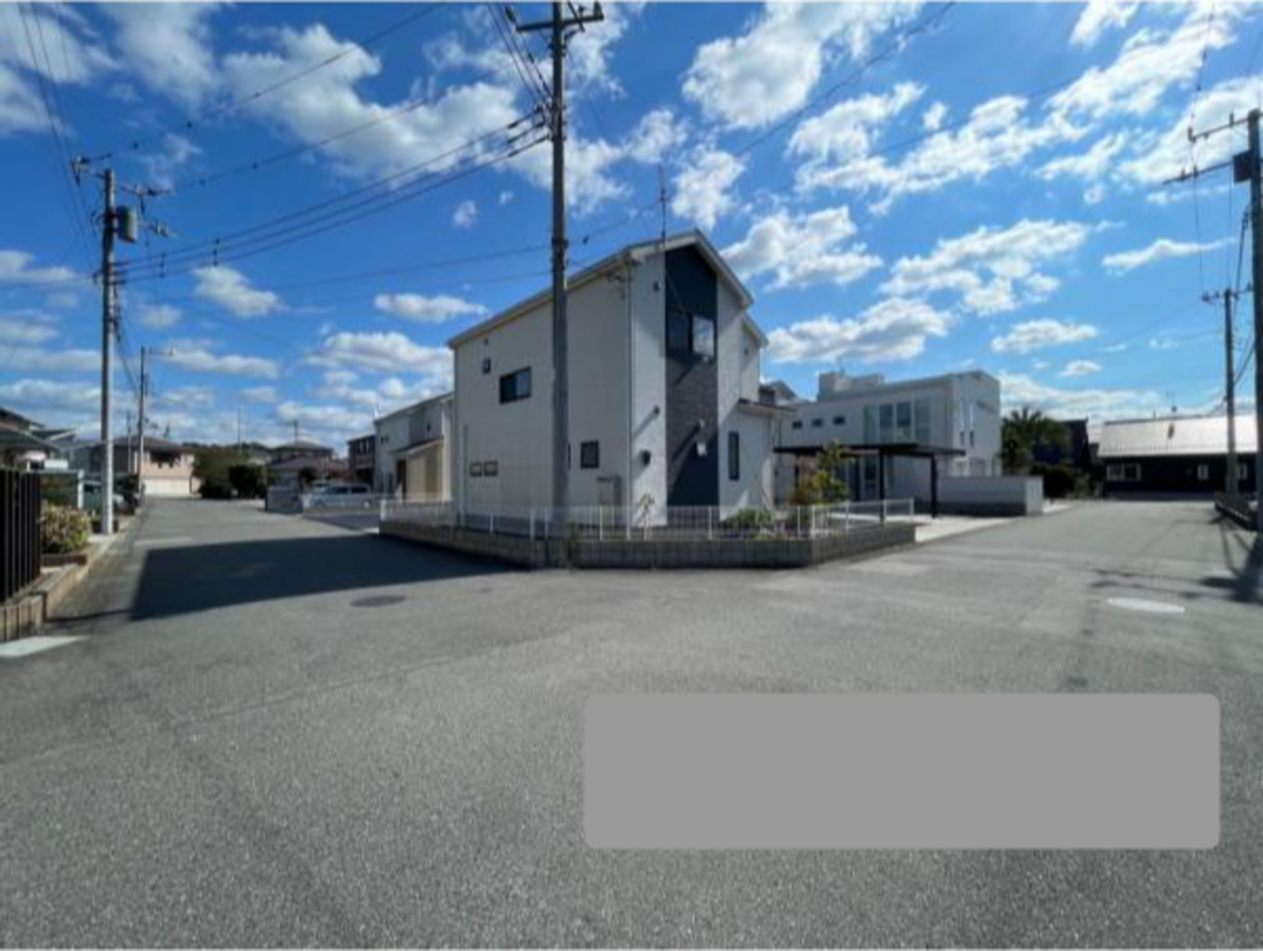 真岡市亀山、中古一戸建ての前面道路を含む現地写真画像です