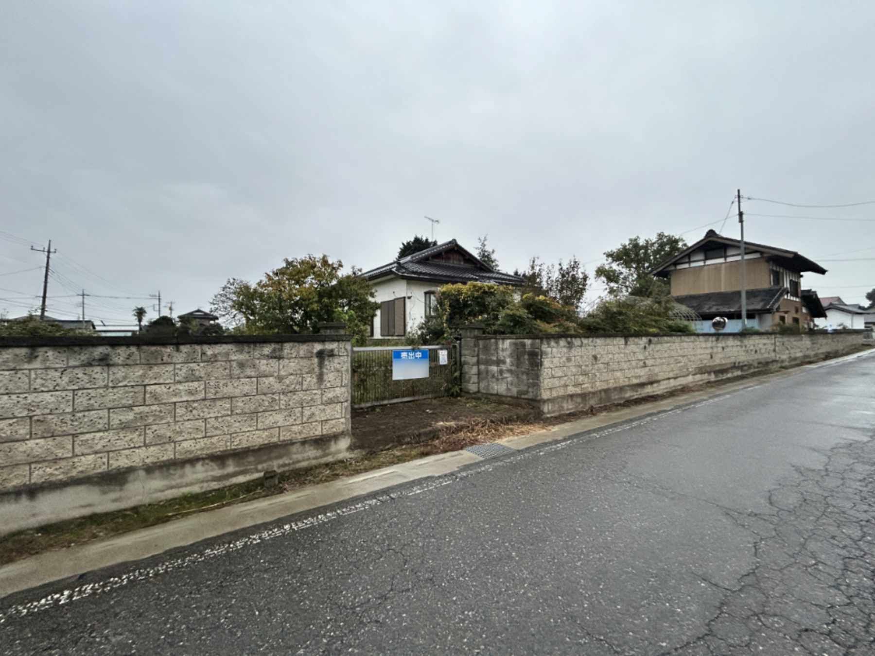 真岡市上江連、中古一戸建ての前面道路を含む現地写真画像です