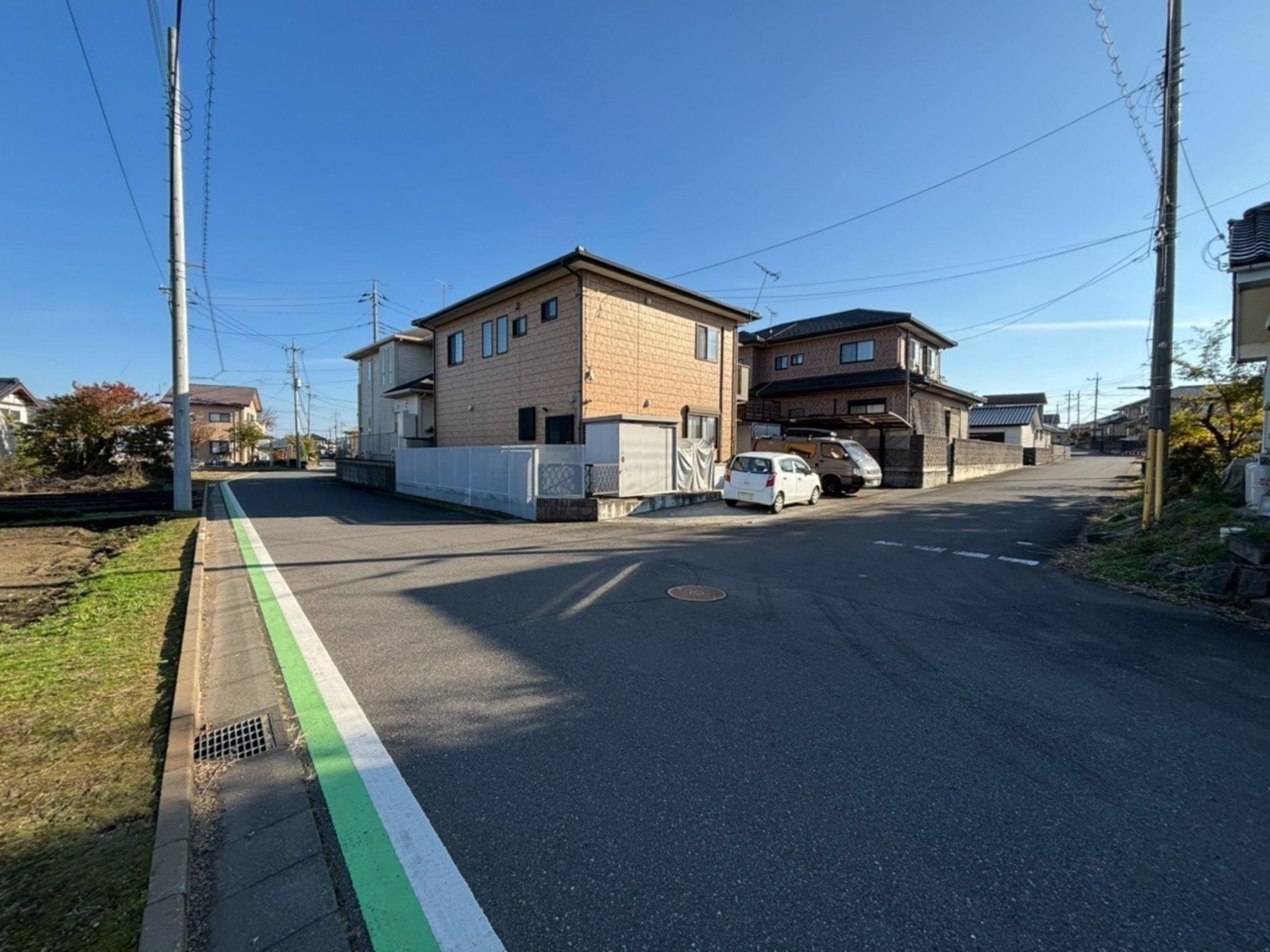 真岡市長田、中古一戸建ての前面道路を含む現地写真画像です