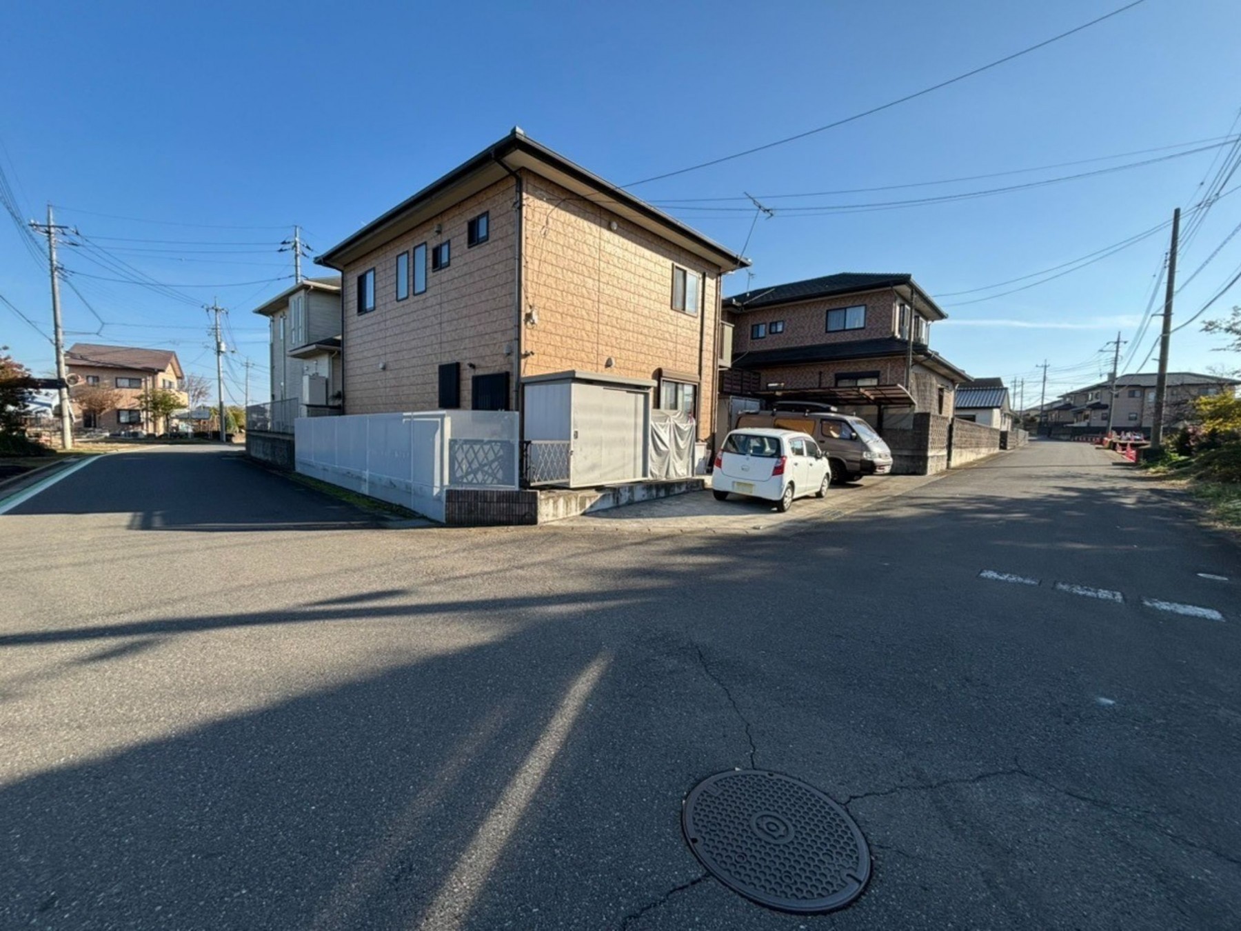 真岡市長田、中古一戸建ての前面道路を含む現地写真画像です