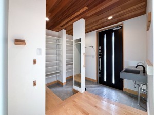 芳賀郡益子町大字塙、中古一戸建ての玄関画像です