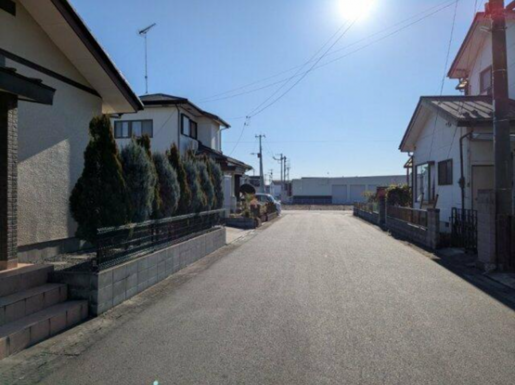 真岡市亀山、中古一戸建ての前面道路を含む現地写真画像です