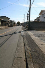 真岡市高勢町、中古一戸建ての前面道路を含む現地写真画像です