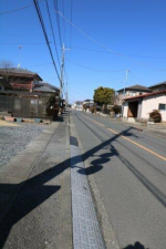 真岡市高勢町、中古一戸建ての前面道路を含む現地写真画像です