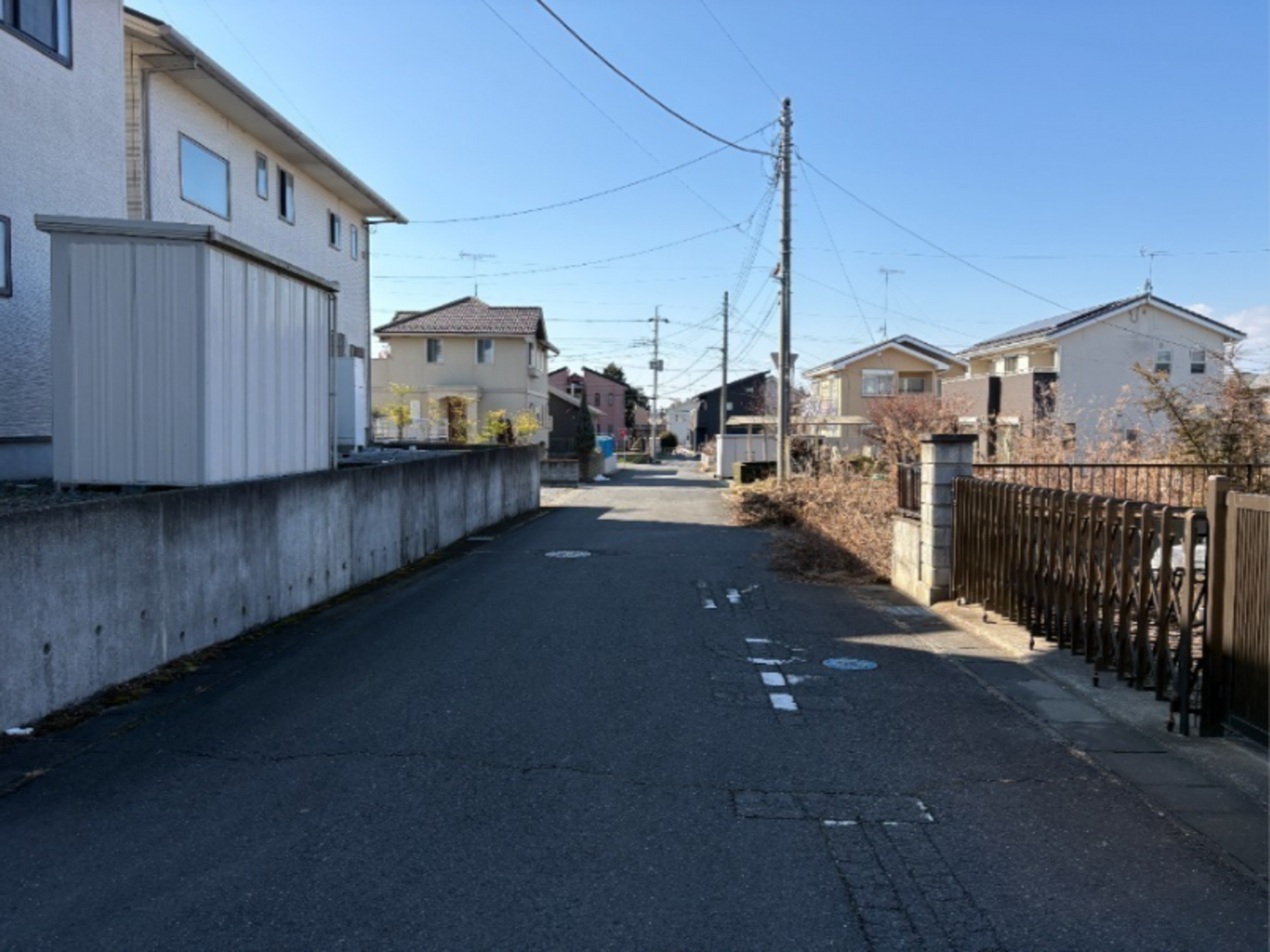 真岡市さくら、中古一戸建ての前面道路を含む現地写真画像です
