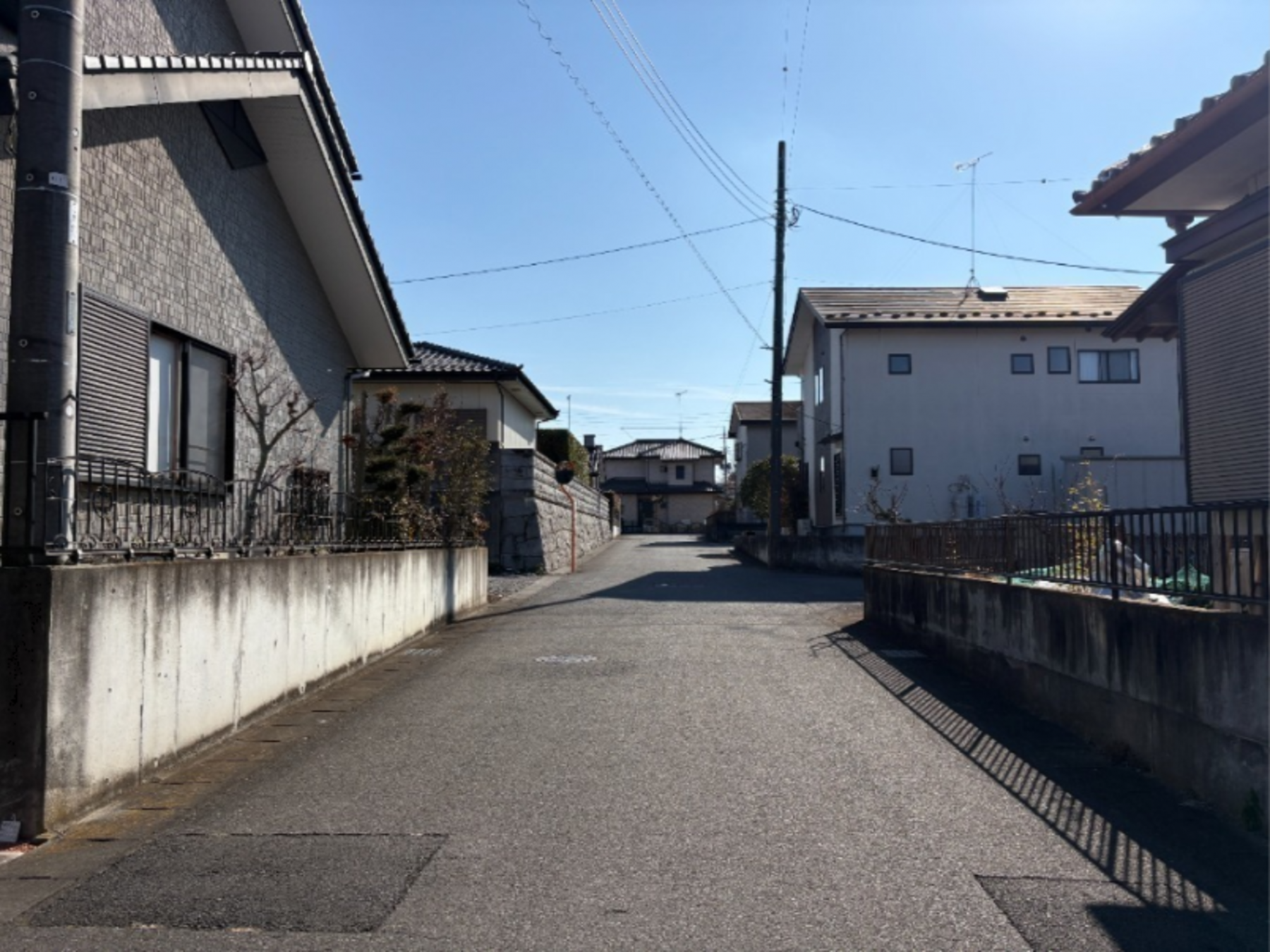 真岡市さくら、中古一戸建ての前面道路を含む現地写真画像です