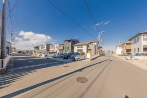 河内郡上三川町上三川、中古一戸建ての前面道路を含む現地写真画像です
