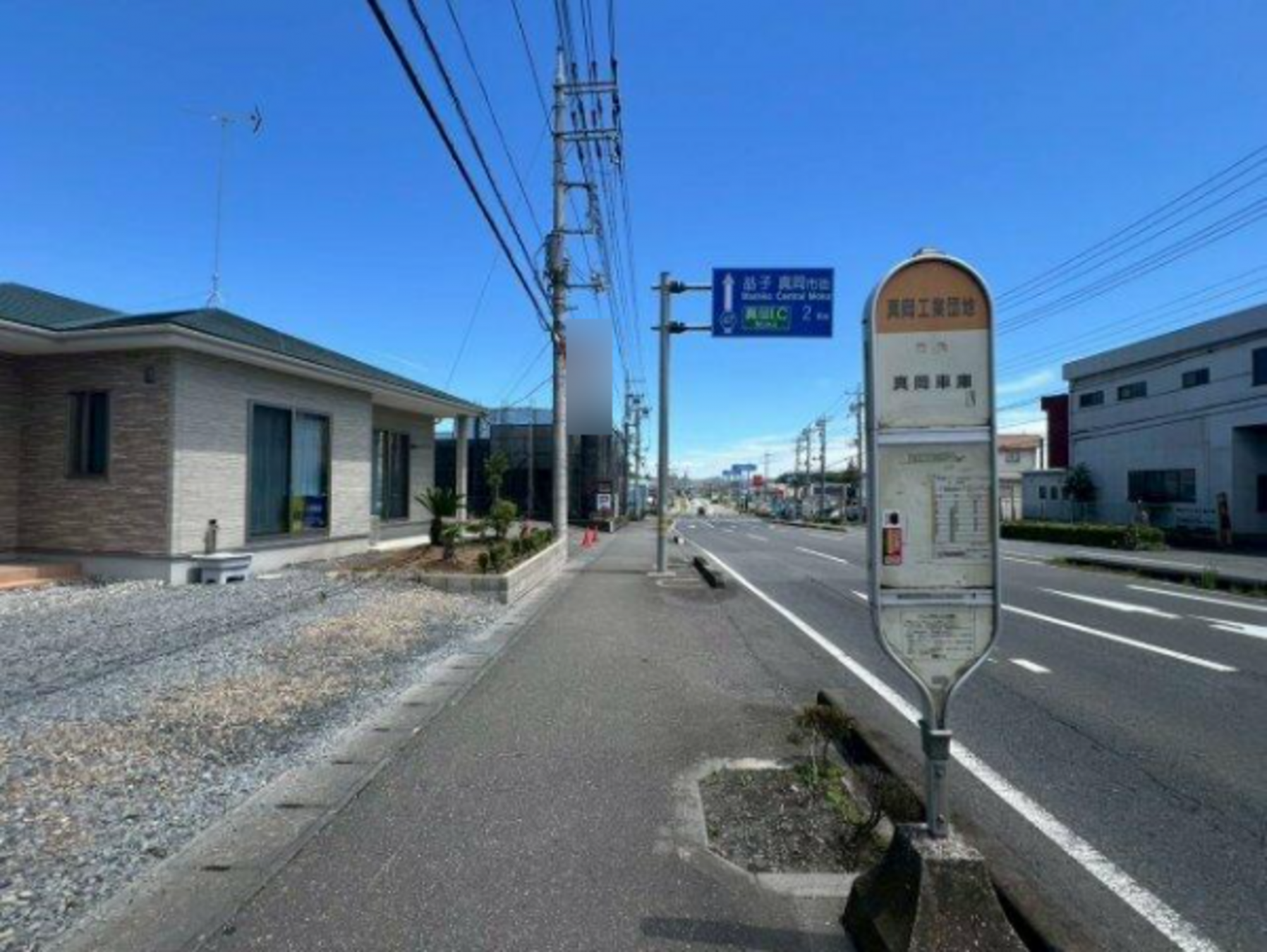 真岡市長田、中古一戸建ての前面道路を含む現地写真画像です