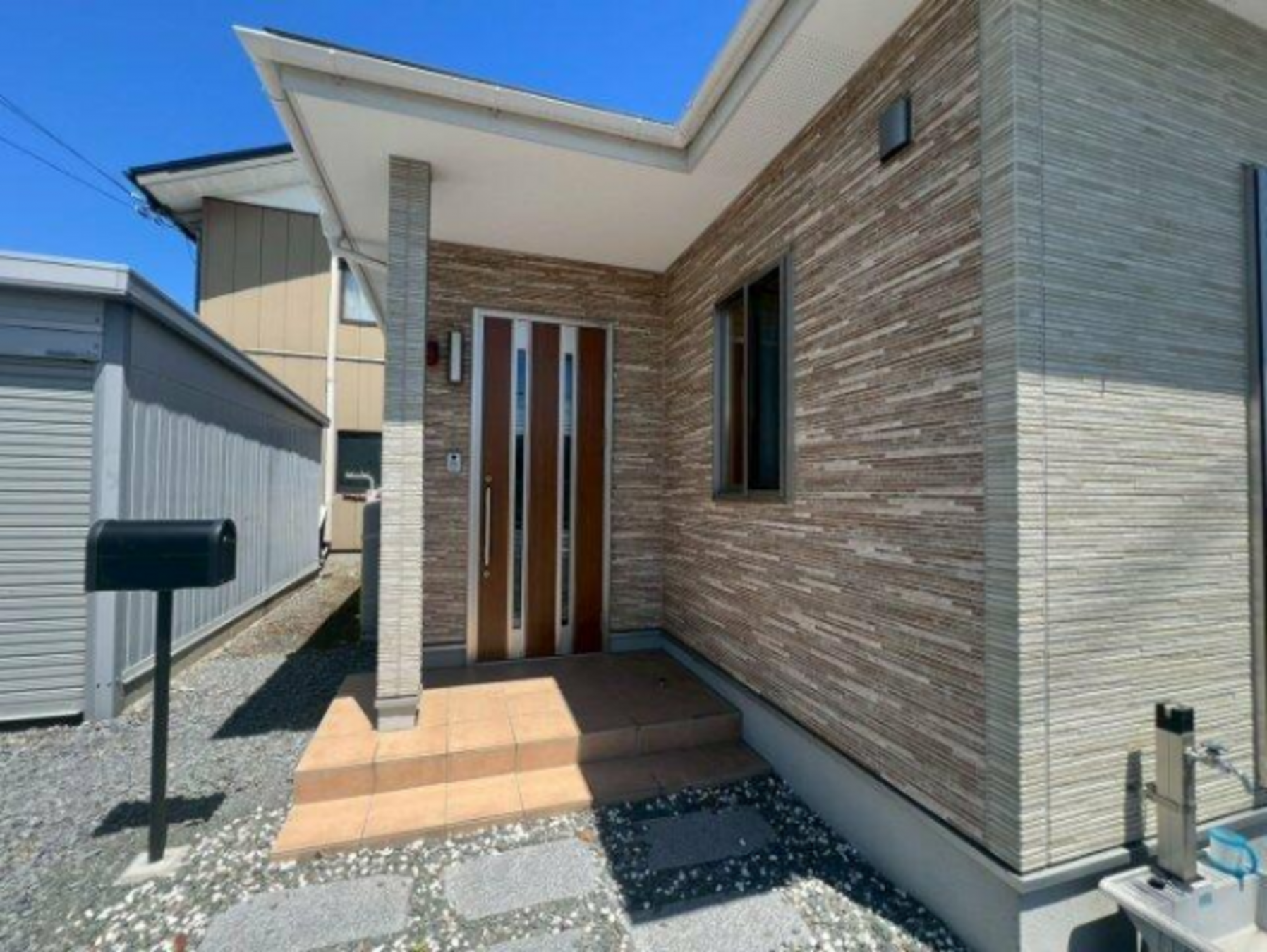 真岡市長田、中古一戸建ての玄関画像です
