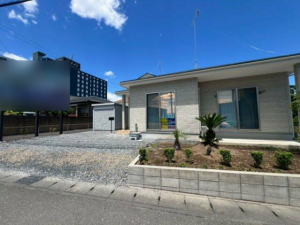 真岡市長田、中古一戸建ての前面道路を含む現地写真画像です