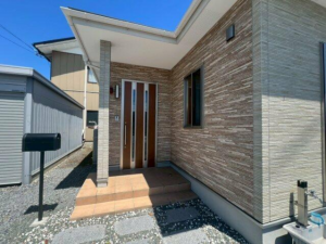 真岡市長田、中古一戸建ての玄関画像です