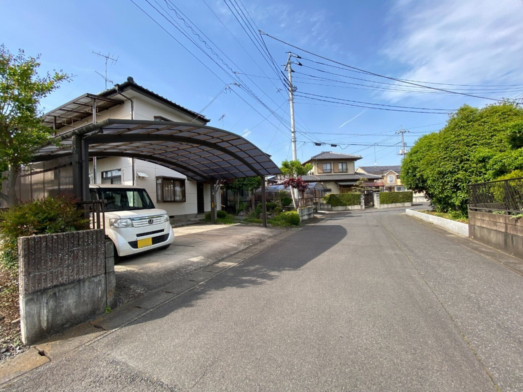 真岡市熊倉、中古一戸建ての前面道路を含む現地写真画像です