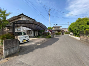 真岡市熊倉、中古一戸建ての前面道路を含む現地写真画像です