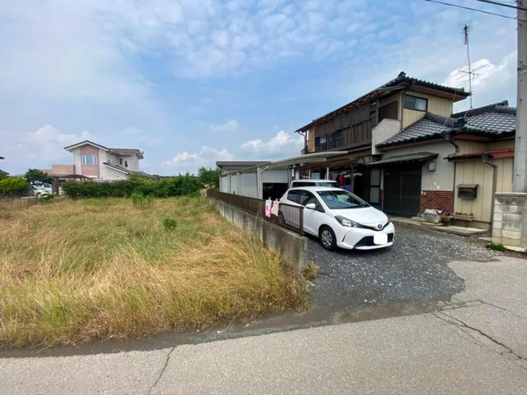 真岡市上谷貝、中古一戸建ての前面道路を含む現地写真画像です