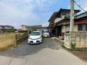 真岡市上谷貝、中古一戸建ての駐車場画像です