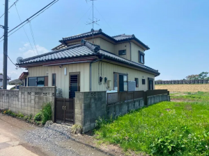 真岡市上谷貝、中古一戸建ての前面道路を含む現地写真画像です