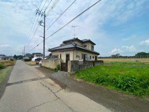 真岡市上谷貝、中古一戸建ての前面道路を含む現地写真画像です