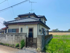真岡市上谷貝、中古一戸建ての前面道路を含む現地写真画像です