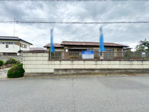 真岡市久下田西、中古一戸建ての前面道路を含む現地写真画像です