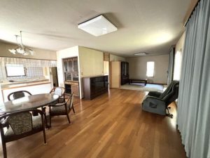 真岡市中、中古一戸建ての居間画像です