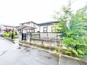 真岡市台町、中古一戸建ての前面道路を含む現地写真画像です