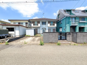 真岡市高勢町、中古一戸建ての前面道路を含む現地写真画像です