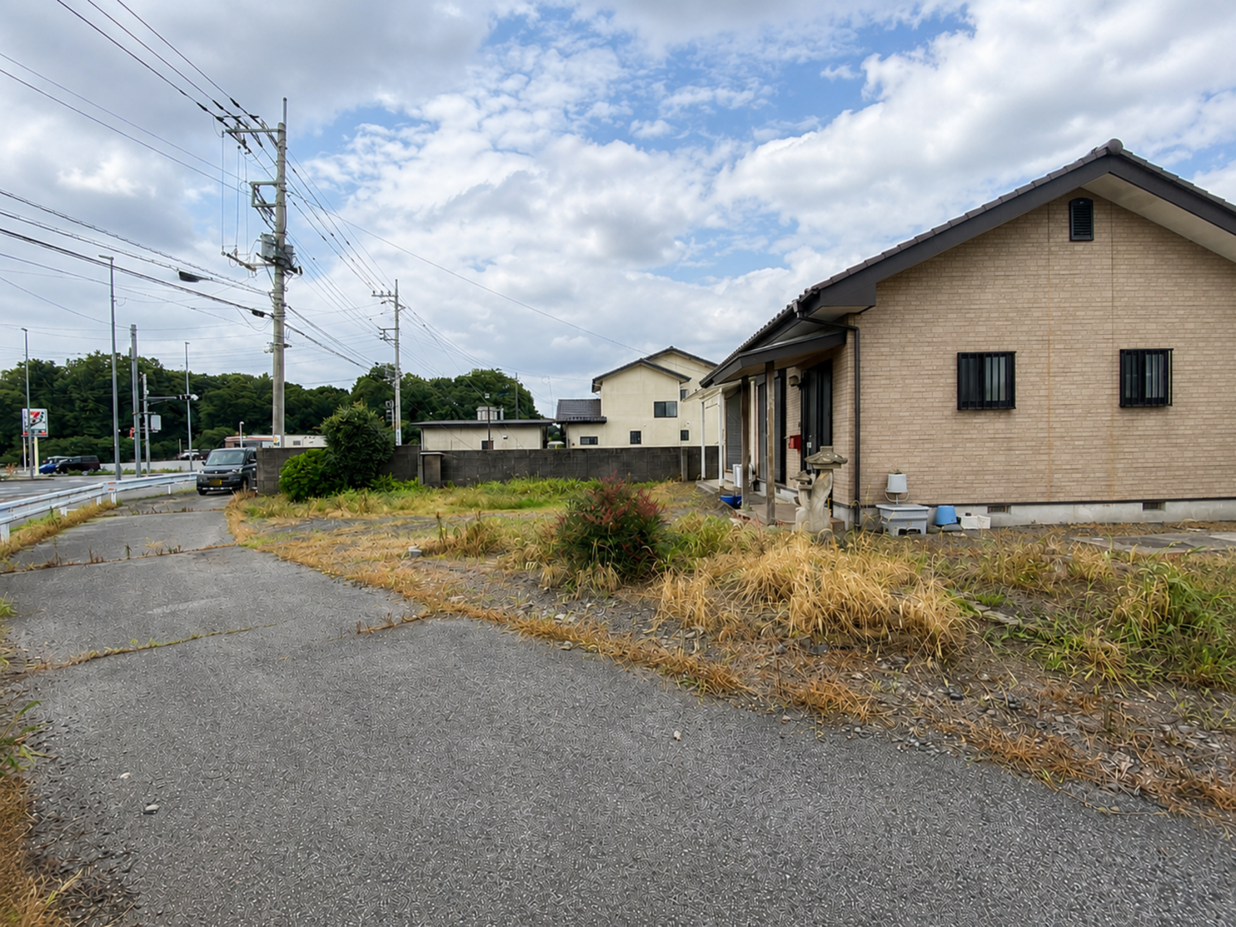 芳賀郡芳賀町大字祖母井、中古一戸建ての前面道路を含む現地写真画像です