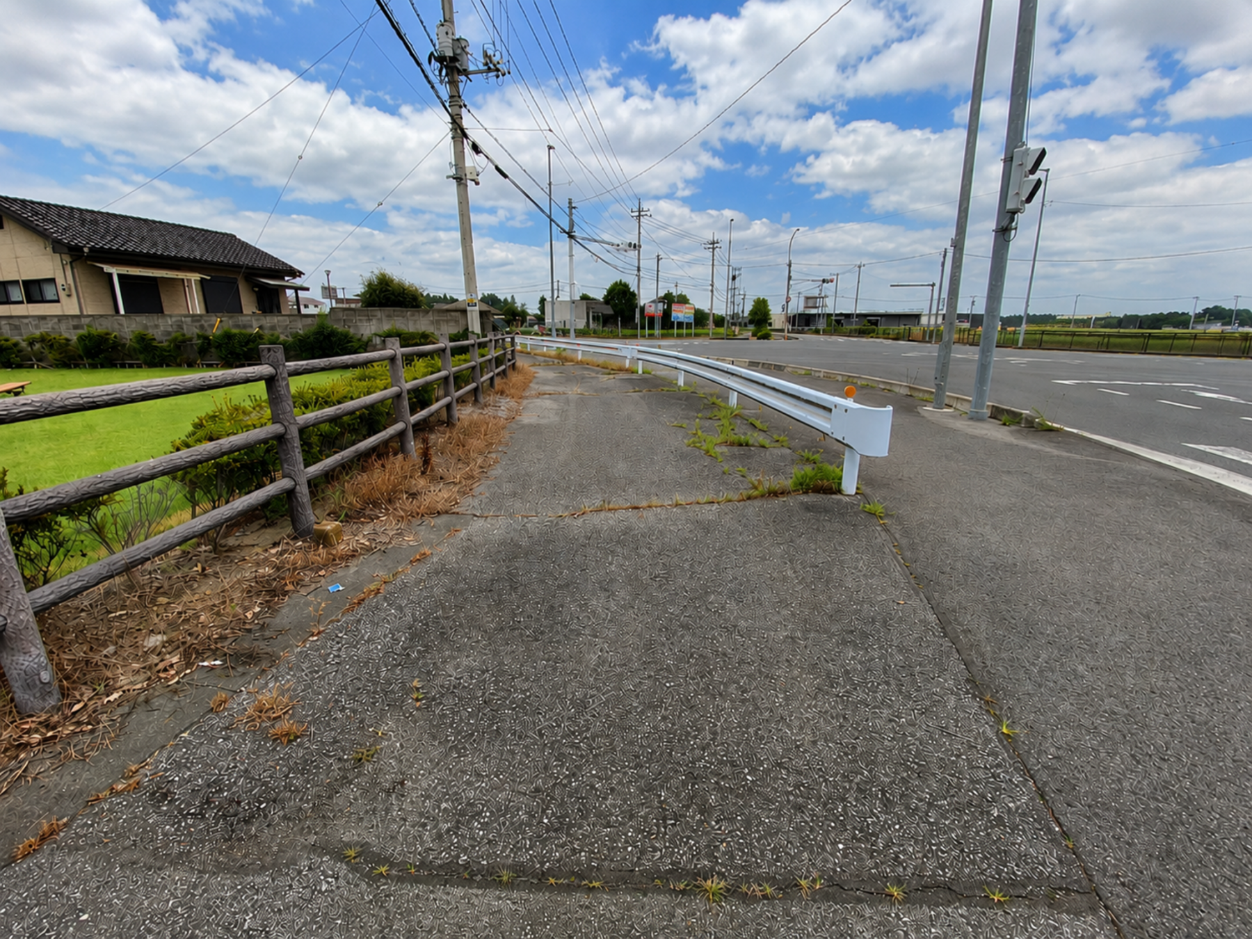 芳賀郡芳賀町大字祖母井、中古一戸建ての前面道路を含む現地写真画像です