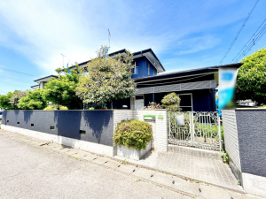 真岡市高勢町、中古一戸建ての前面道路を含む現地写真画像です