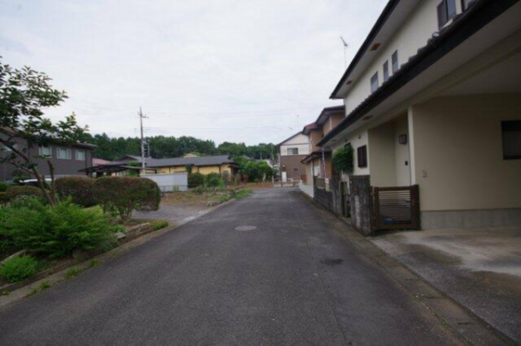 芳賀郡益子町大字七井、中古一戸建ての前面道路を含む現地写真画像です