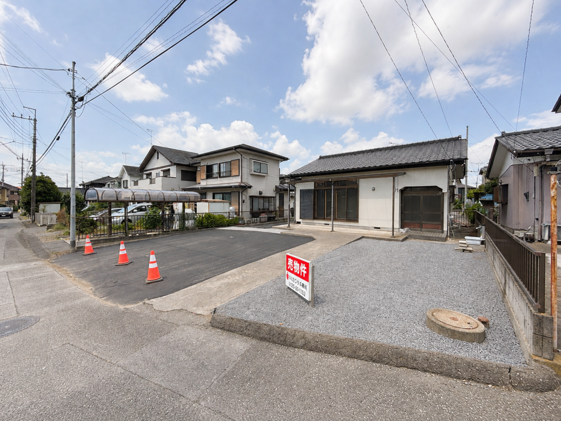 真岡市熊倉町、中古一戸建ての前面道路を含む現地写真画像です