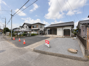 真岡市熊倉町、中古一戸建ての前面道路を含む現地写真画像です