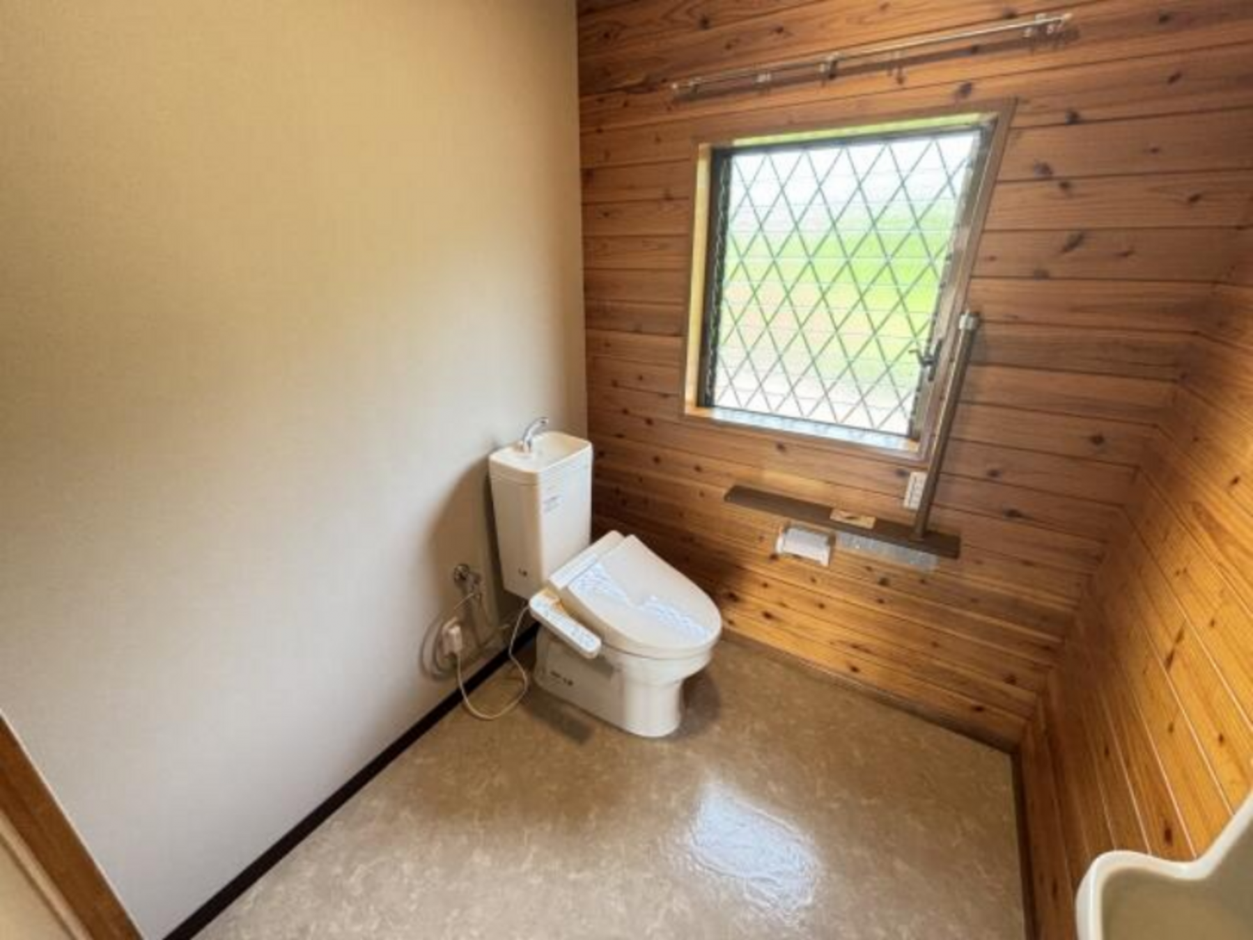 真岡市物井、中古一戸建てのトイレ画像です