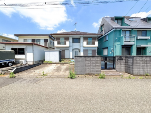 真岡市高勢町、中古一戸建ての前面道路を含む現地写真画像です