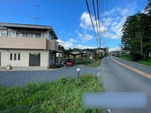 真岡市八木岡、中古一戸建ての前面道路を含む現地写真画像です