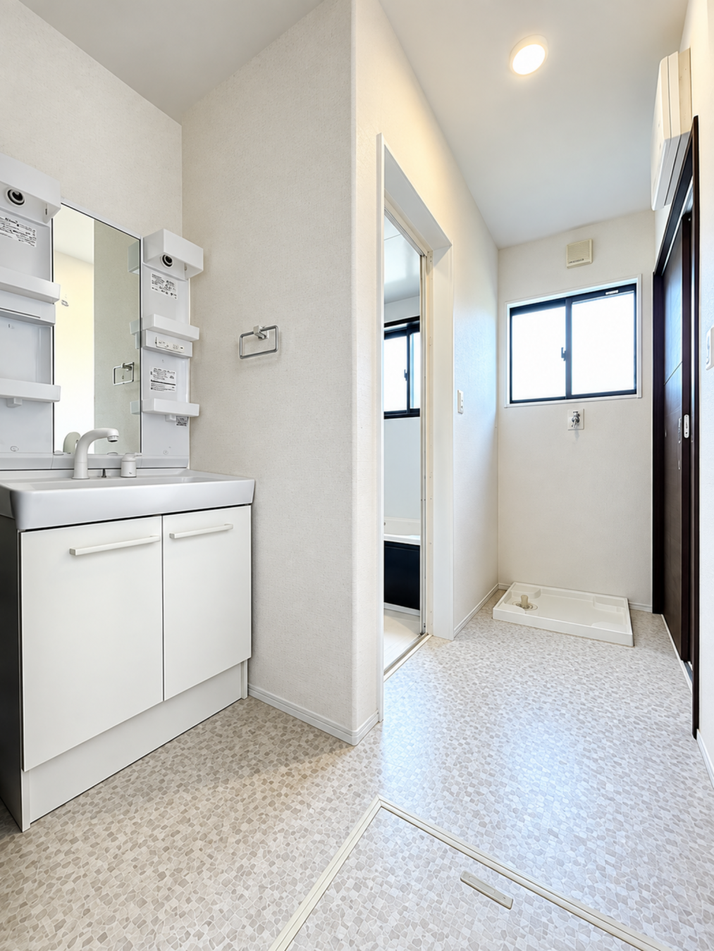 真岡市寺久保、中古一戸建ての洗面画像です