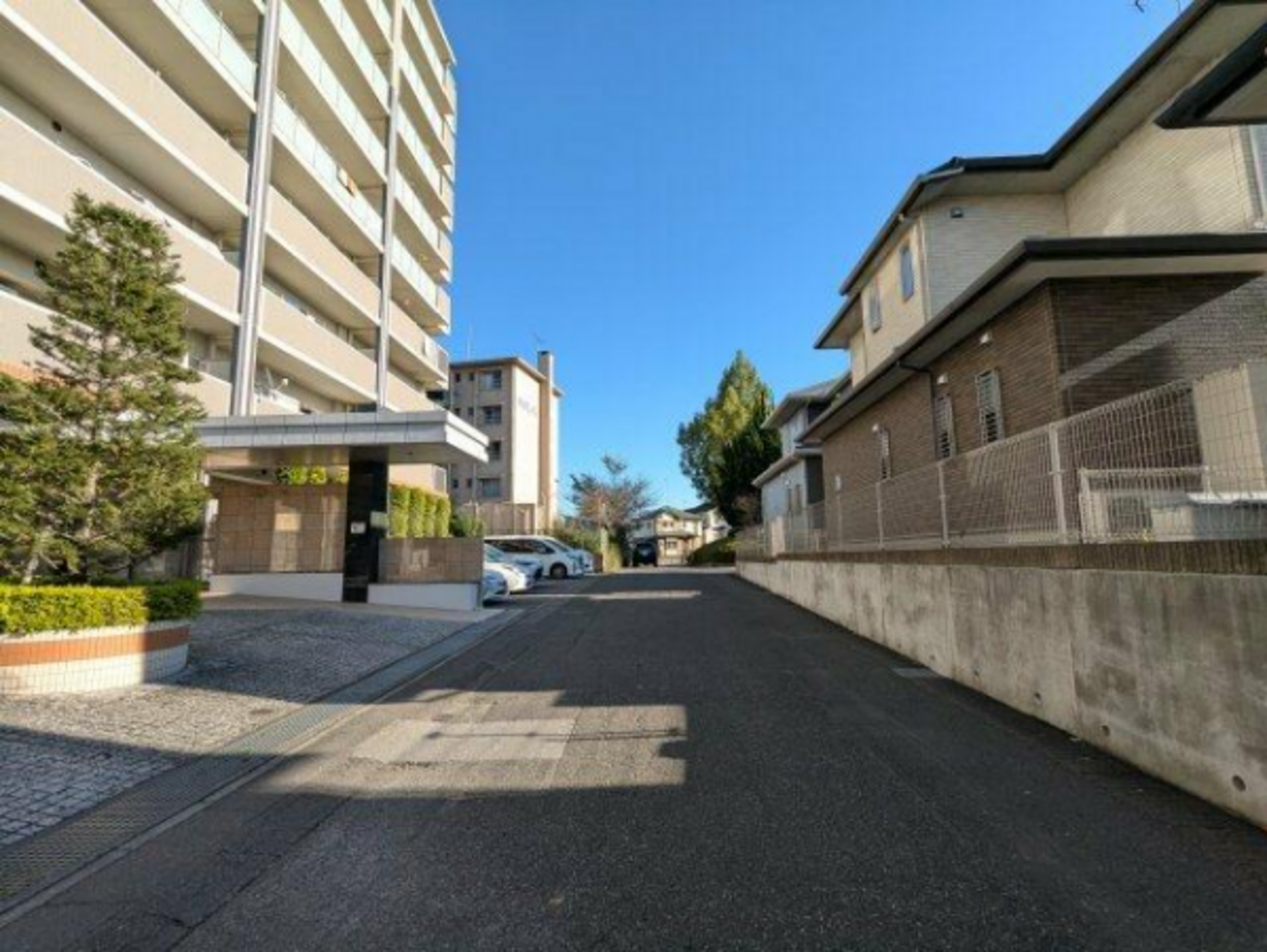 真岡市大谷台町、マンションの前面道路を含む現地写真画像です