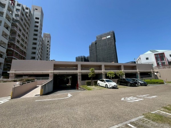 和泉市いぶき野、マンションの駐車場画像です