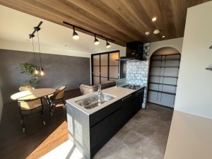 和泉市小田町、マンションの居間画像です