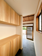 出雲市湖陵町三部、中古一戸建ての玄関画像です